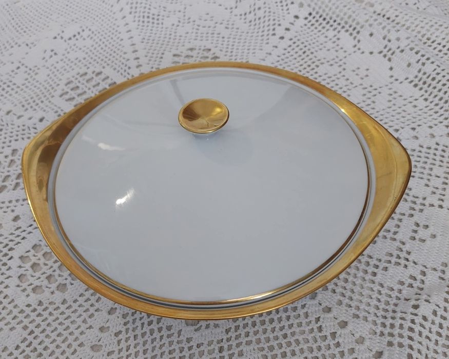 Hutschenreuther Hohenberg Bavaria - waza z uchwytami. 
Elegancka biała