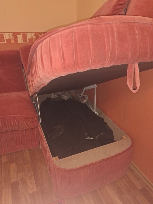 Диван в гарному стані