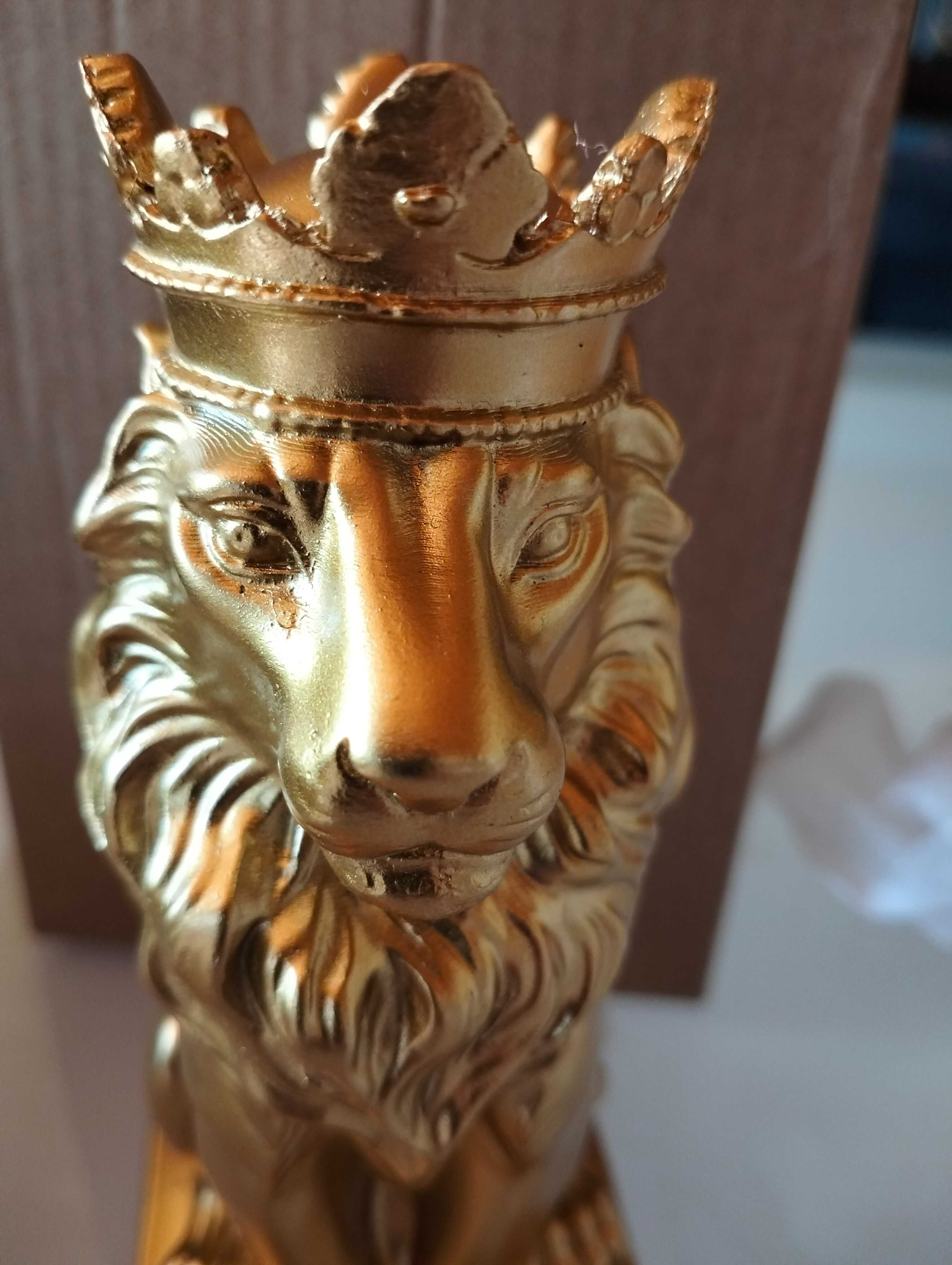 Estatueta do Leão em dourado nova com a sua caixa ,mede 15cm