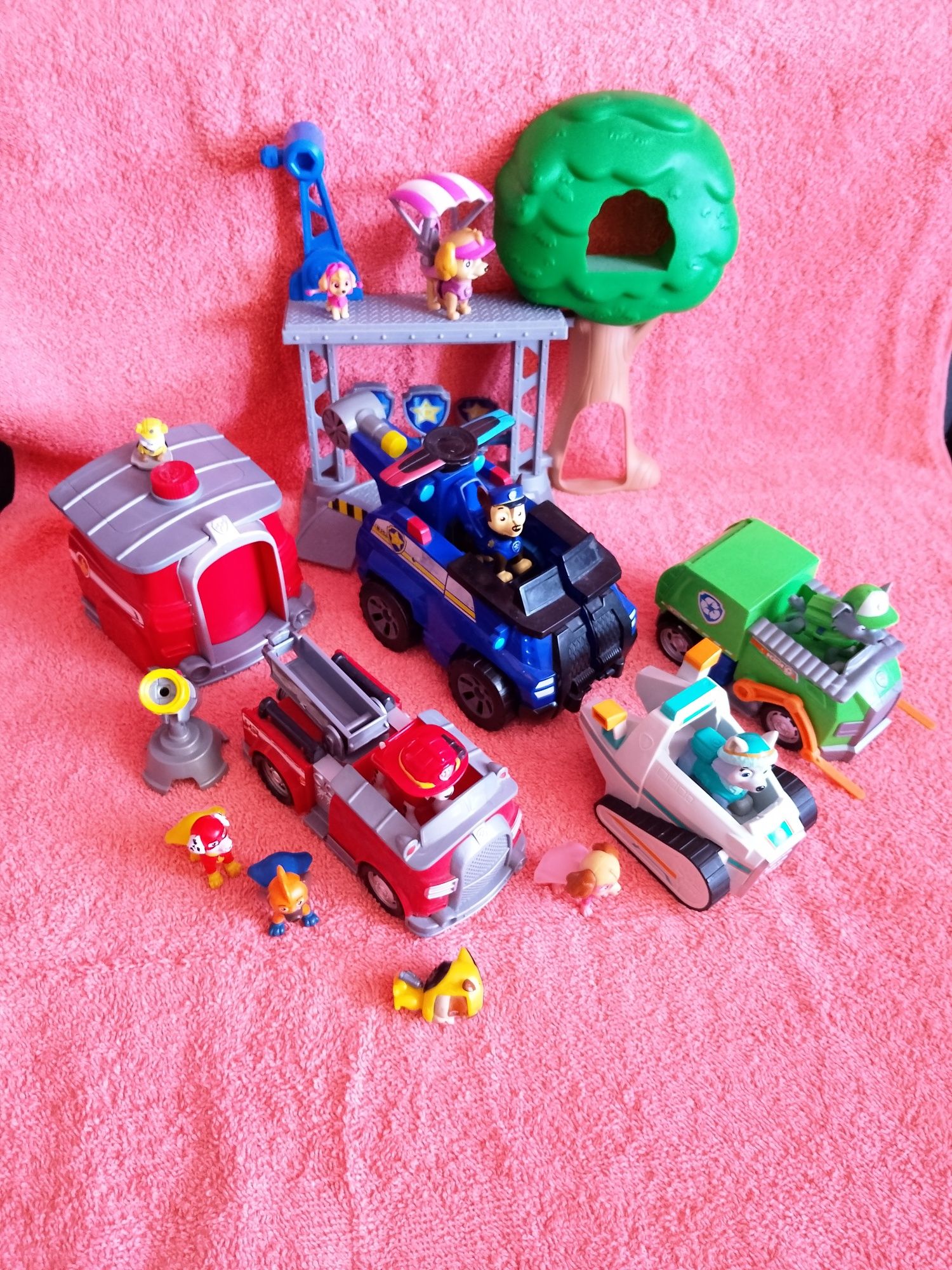 Sprzedam pojazdy i figurki psi patrol