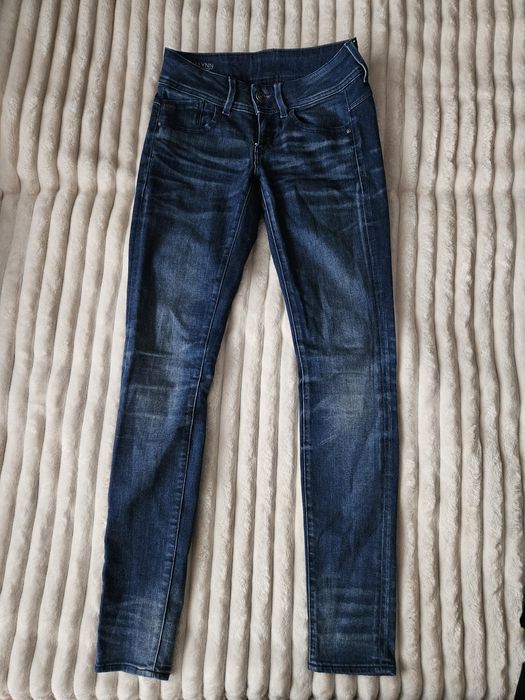 Ciemne jeansowe rurki