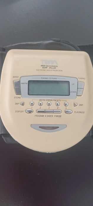 Kasety Vhs oraz Cd z aparatem fot. wraz z odtwarzaczem