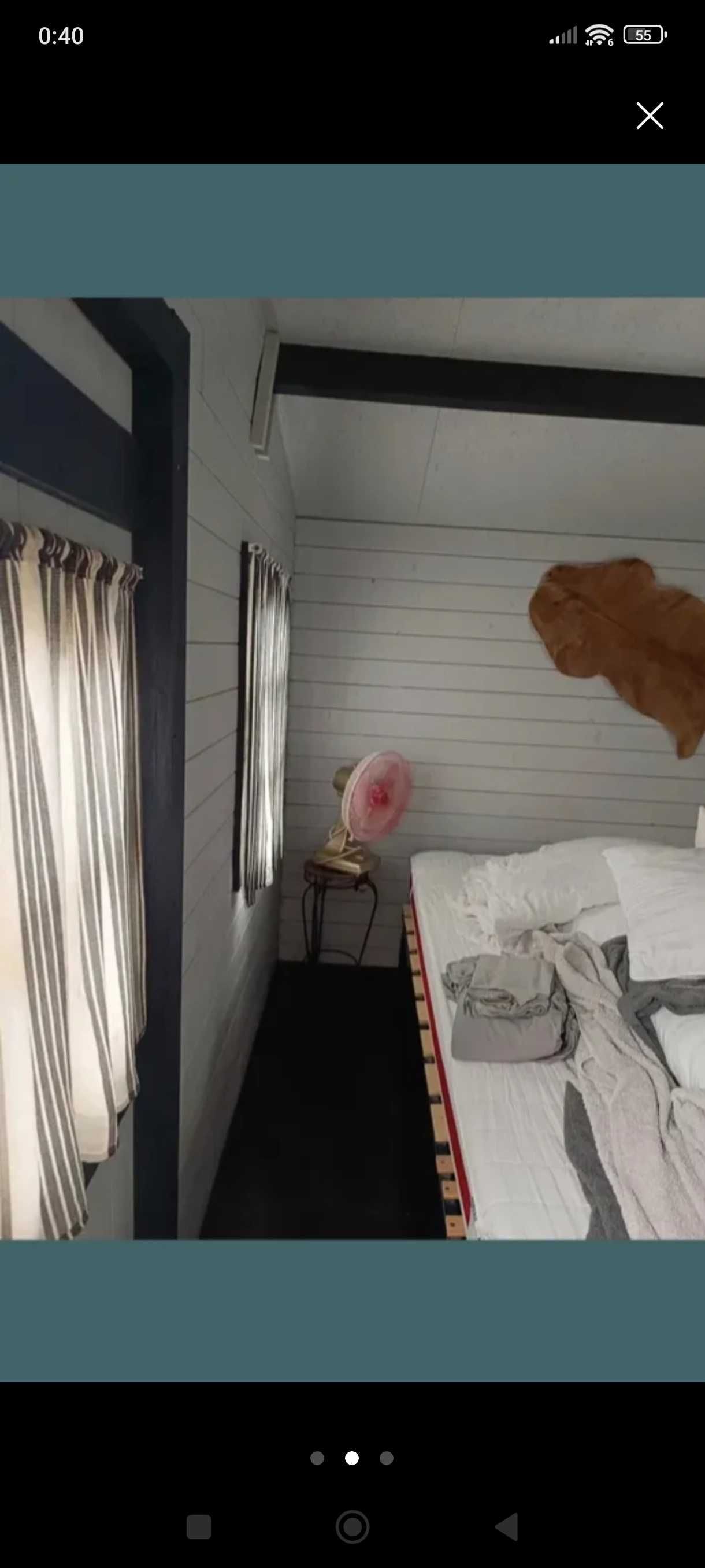 Um container/contentor e uma casinha/casota de madeira na venda