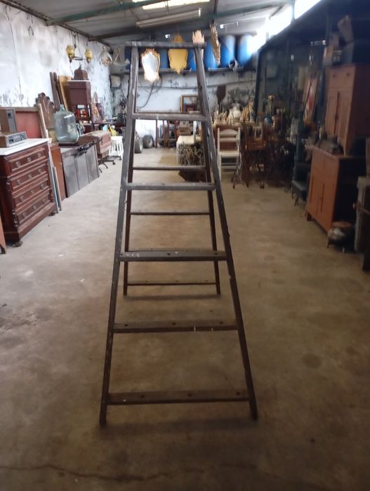 Vendo esta escada muita bonita bom estado