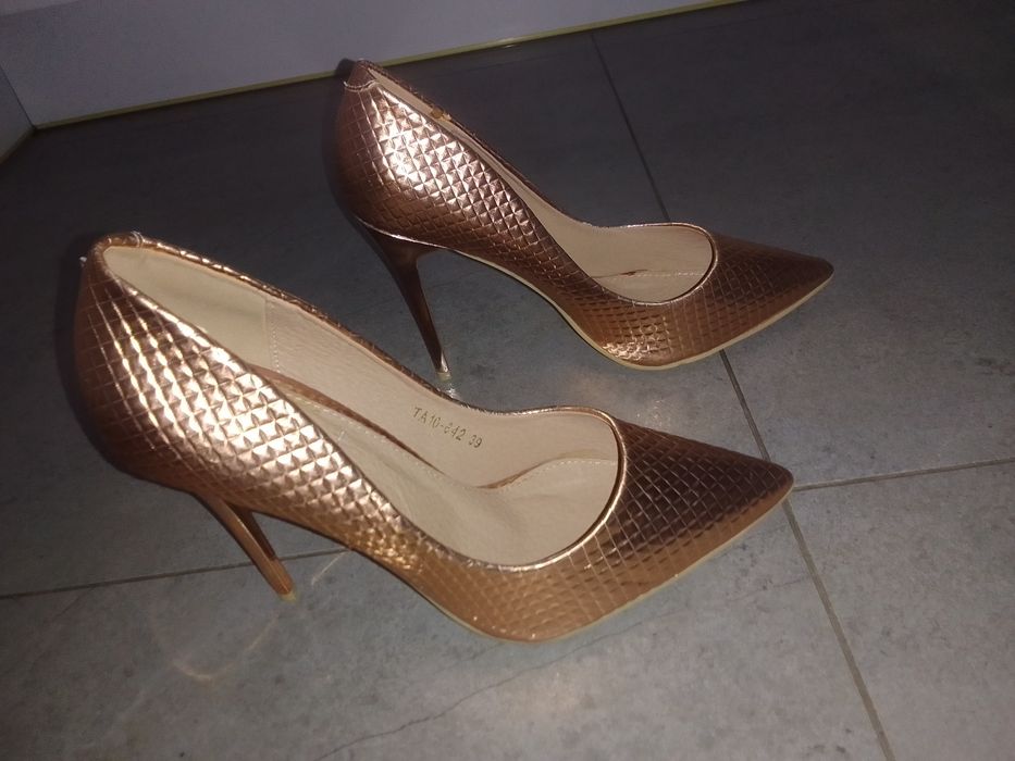 Piękne złote szpilki TANIO