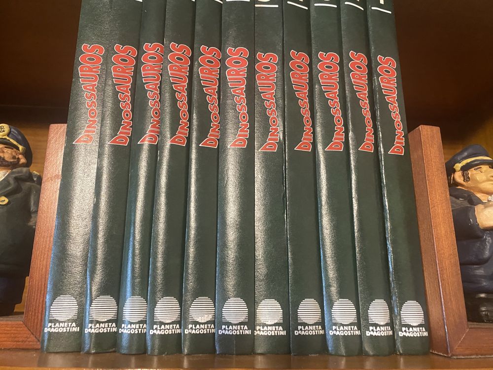 Vendo coleção “ Dinossauros”, 11 volumes encadernados