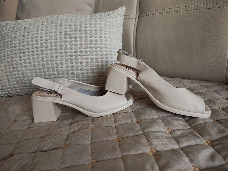 Шкіряні босоніжки