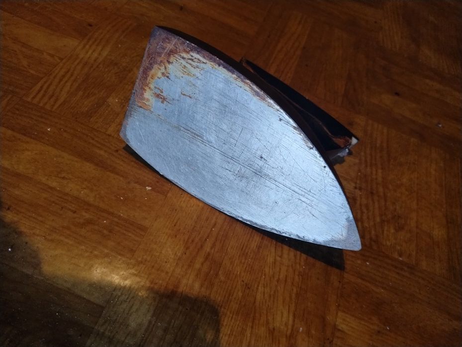 Stare żelazko z drewnianą rączką