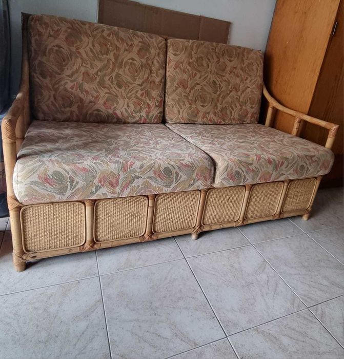 Armário, sofá e mesa de cozinha