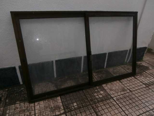 Caixilhos de alumínio castanho