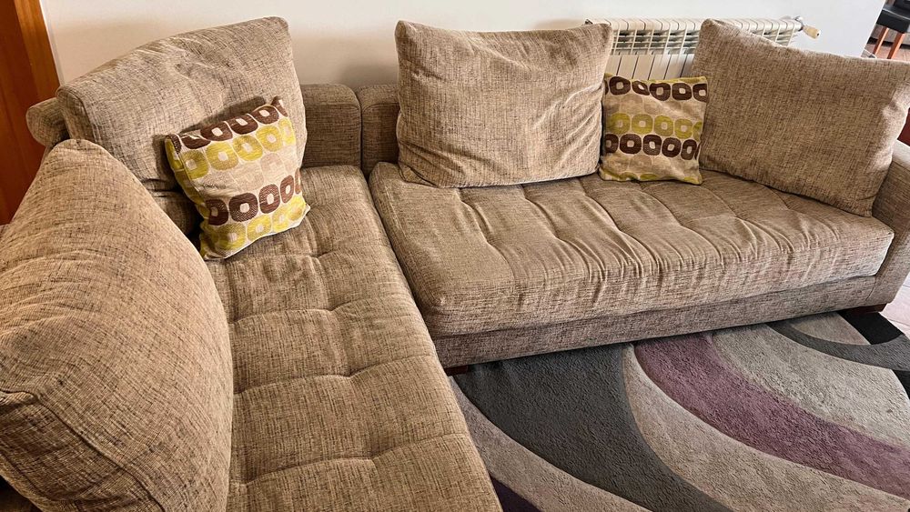 Dois sofás em bom estado de conservação