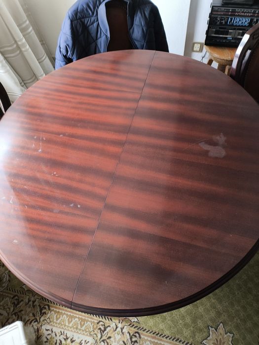 Mobília de sala com TV cadeiras e mesa