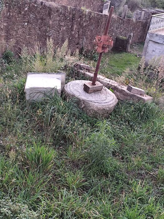 Lagar de pedra e outra pedra