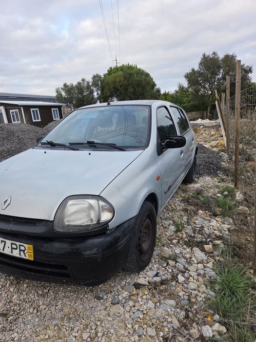 Renault Clio 2000 1.2 RN — 400 eur [carro não anda]