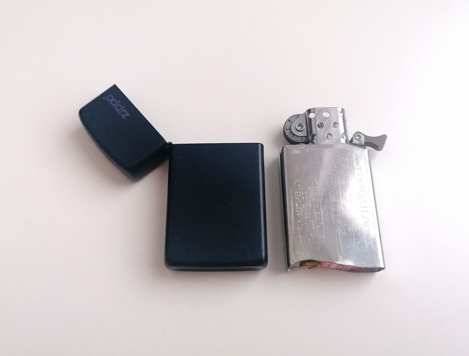 Granatowa Zippo Slim z 2000 roku