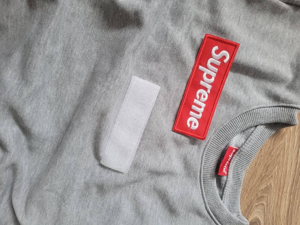 Szara bluza z napisem supreme