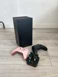 Konsola Xbox series X +2 pady  + stacja ładująca z 4 akumulatorami!