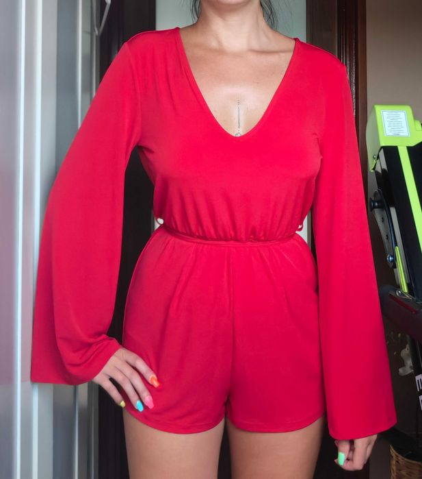 Czerwony krótki kombinezon