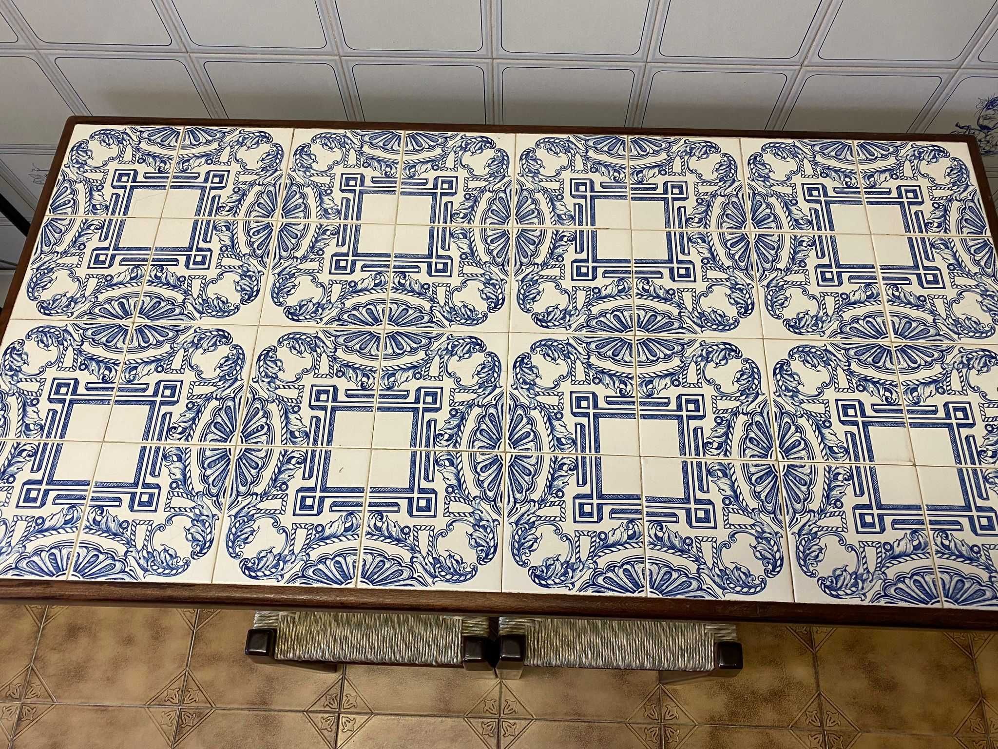 Mesa de Cozinha com tampo em azulejo