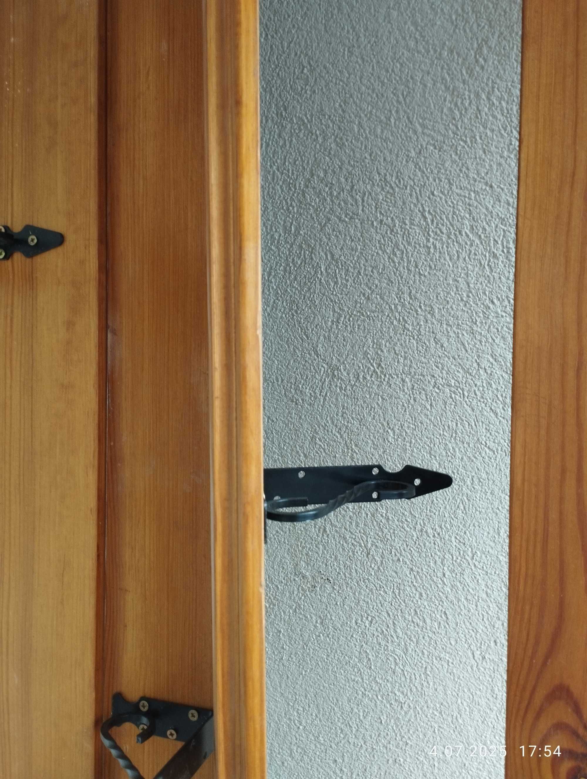 Półki ścienne frezowane z drewna olchowego z okuciem