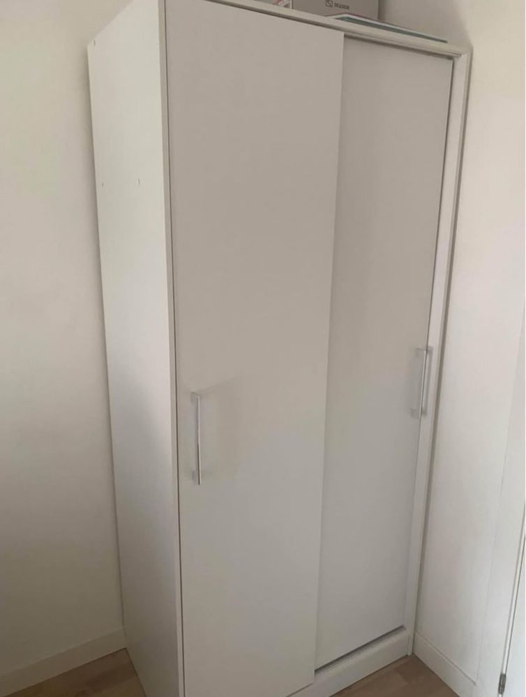 Roupeiro com portas deslizantes