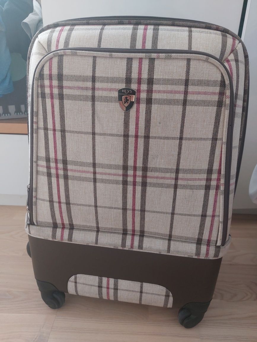 Продаю стильний чемодан