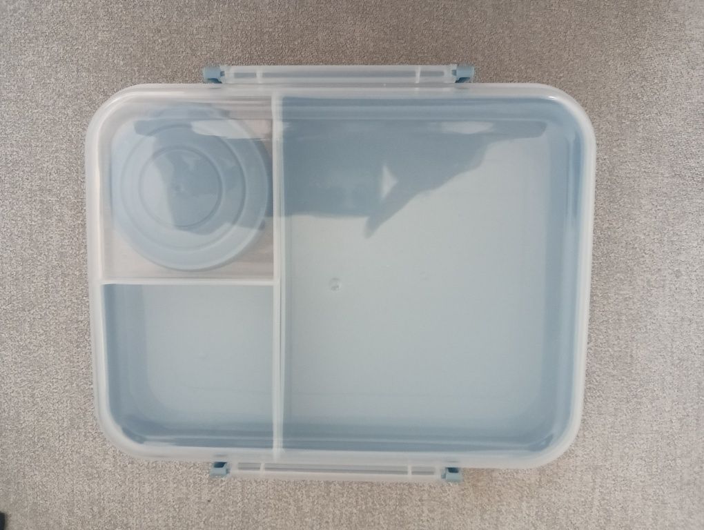 Lunchbox jasnoniebieski przezroczysty z przegródkami pojemnik na sos