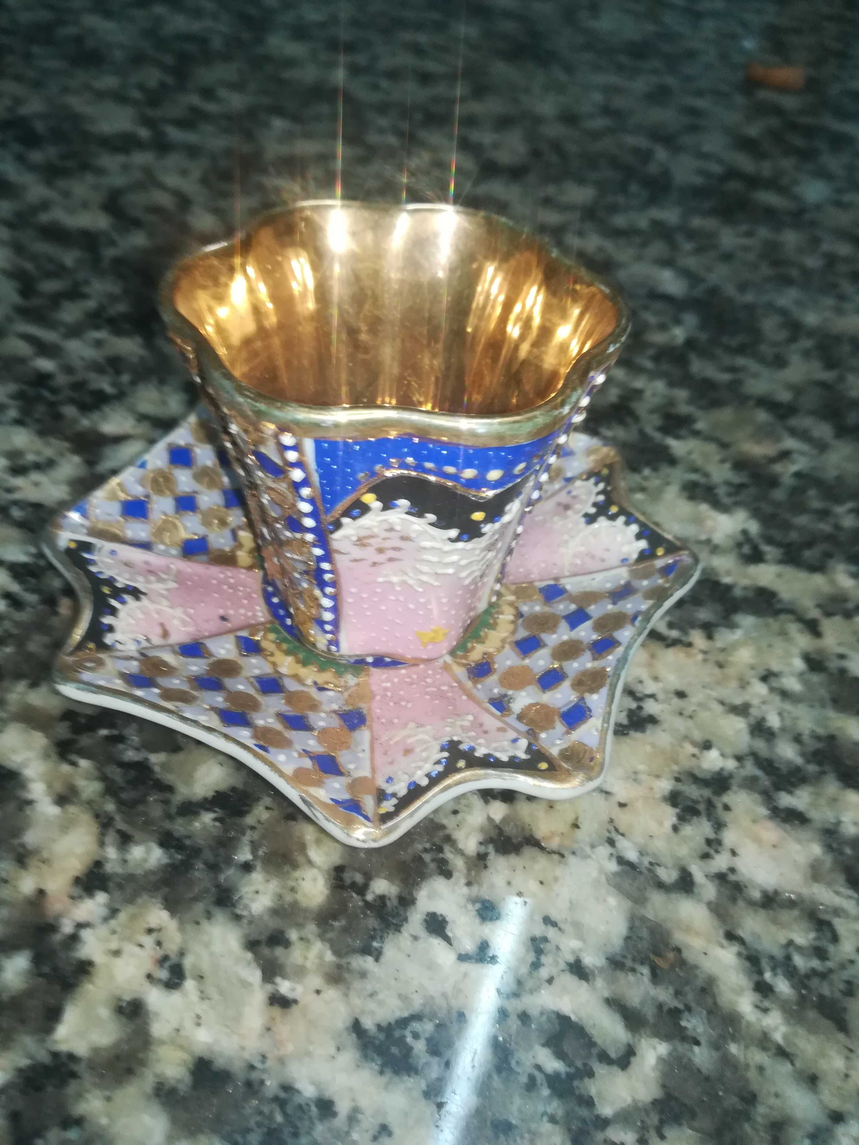 Chávena E pires de café pintado à mão com ouro