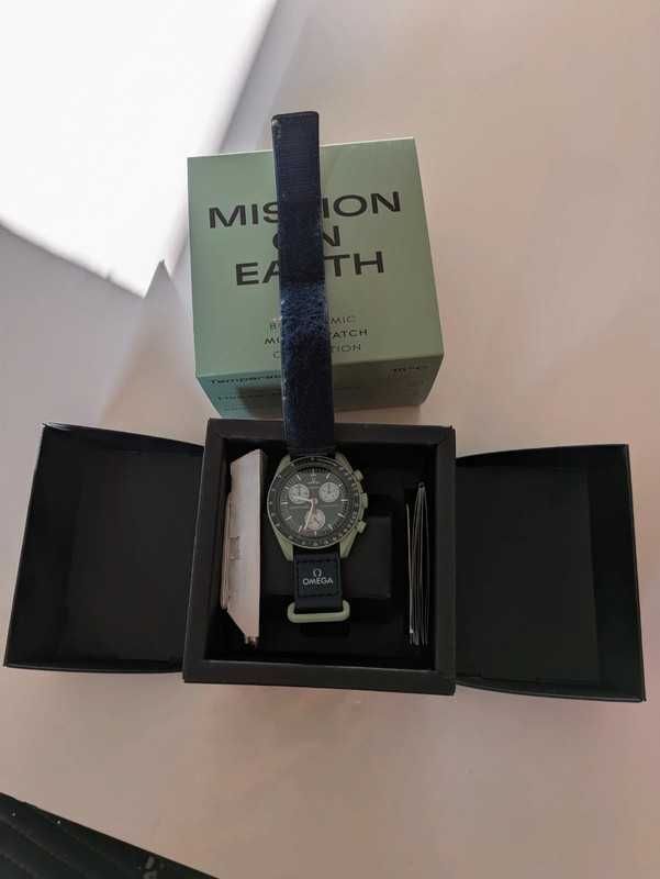 Omega x Swatch SO33G100 Earth - Zielony biokeramik z wzorem