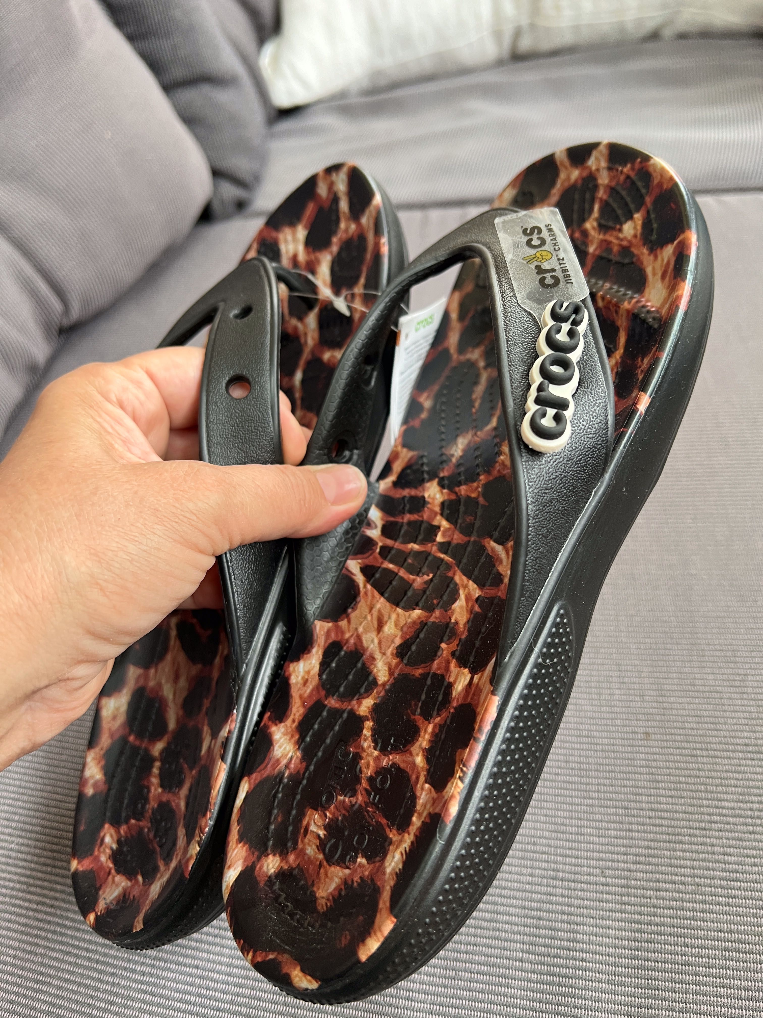 crocs flip japonki w6 roz 36/37 wkładka 23 cm czarne panterka