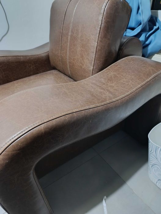 Fotel skórzany z drewnianą ramą