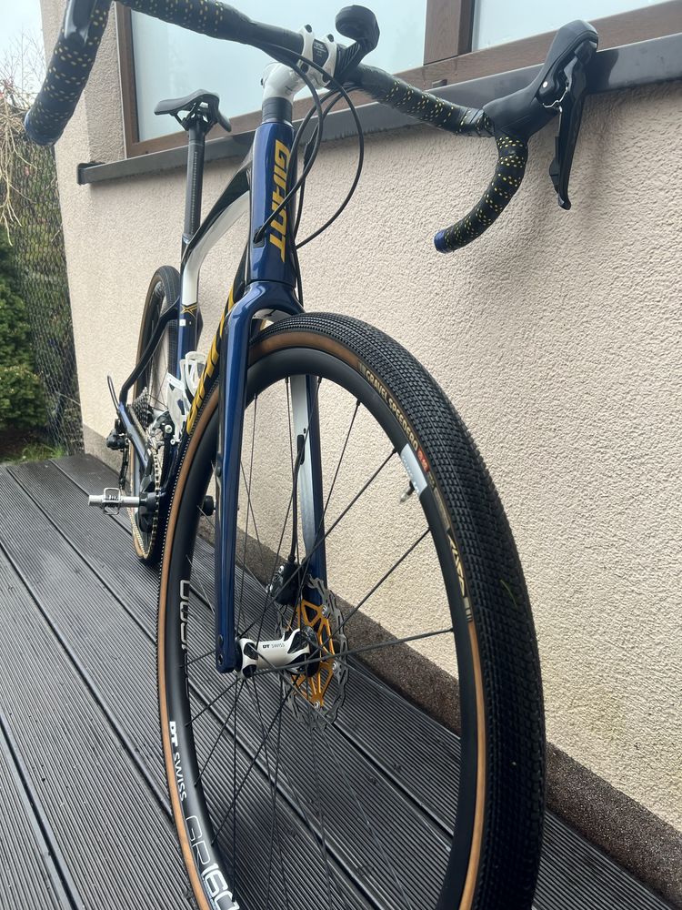 Giant Revolt Advanced gravel rama karbon DT Swiss shimano grx