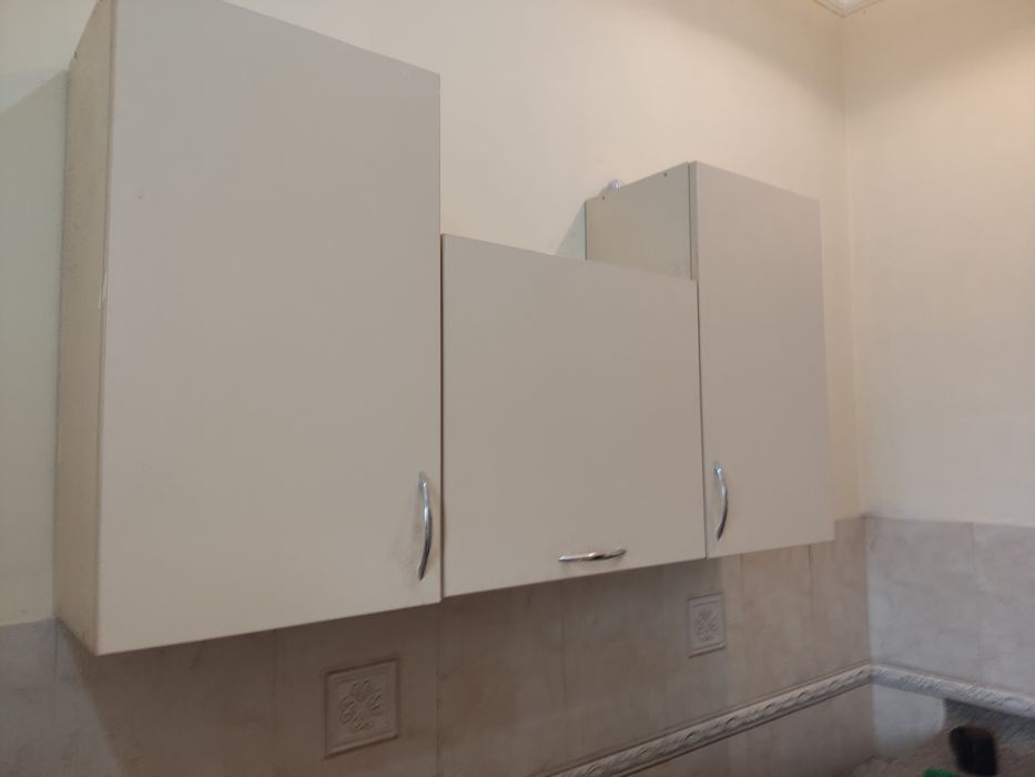 Кухня вбудована, навісні ящики, фасади,теплий бежевий колір, нові