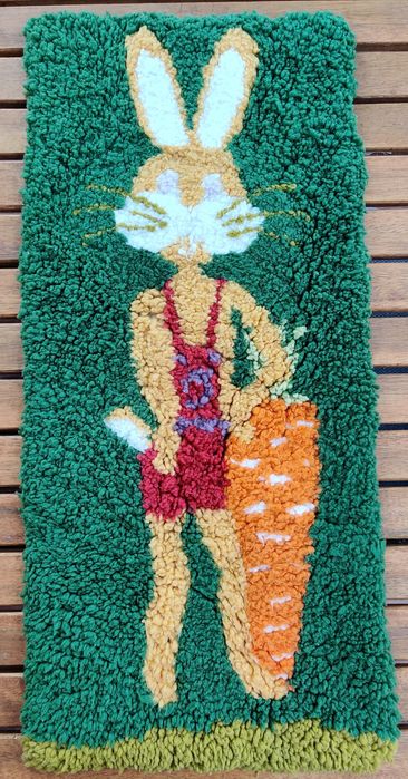 kilim, dywanik, królik i marchewka
