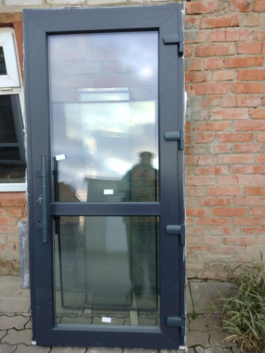 Продам нові Вхідні металопластикові двері.