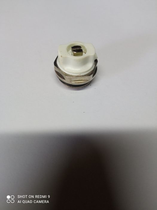 Odpowietrznik  grzejnikowy ręczny 1/2" Biały