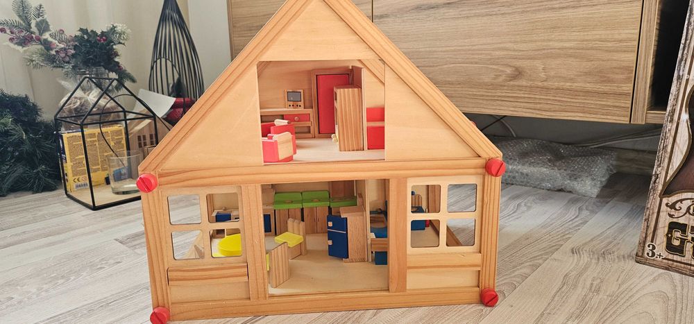 Domek drewniany z meblami i dodatkowe akcesoria