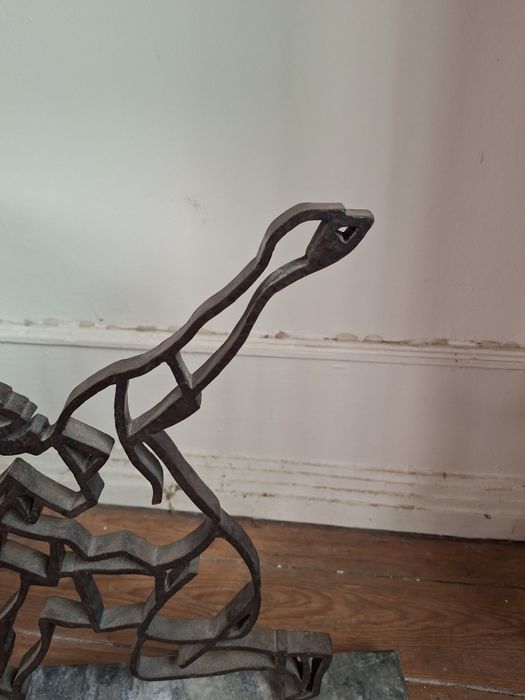 Escultura em metal antiga