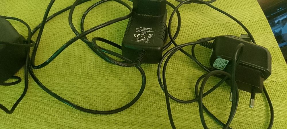 Zestaw starych ładowarek