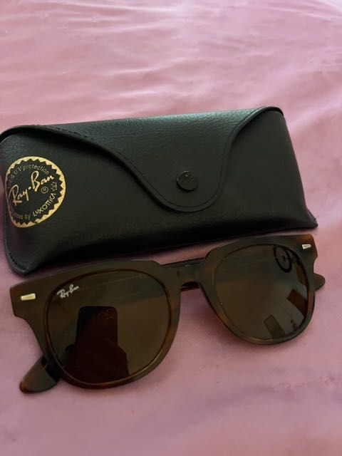 Óculos de Sol Ray-Ban pretos e castanhos