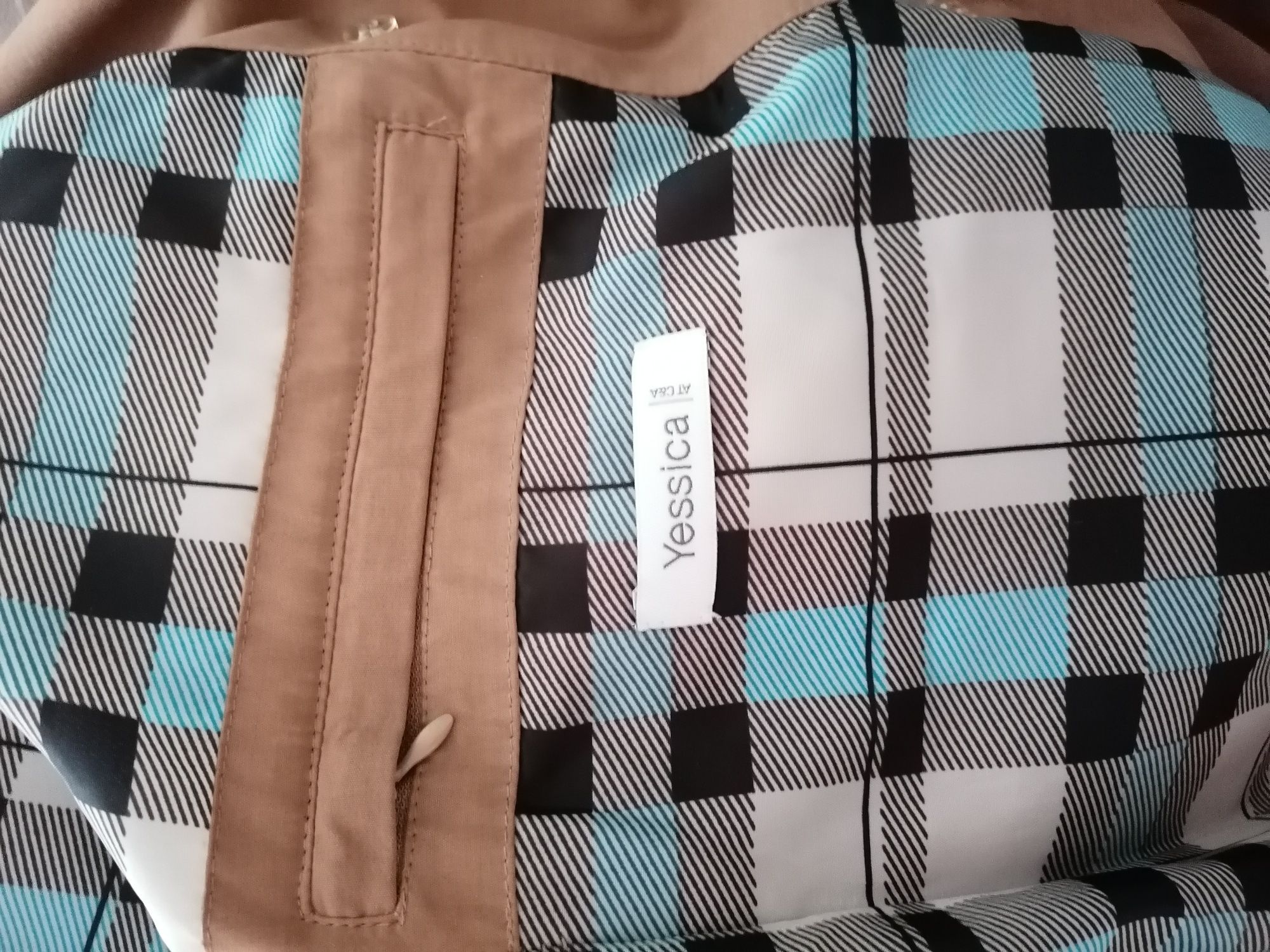 Gabardina impermeável com bolsos da C&A - veste L