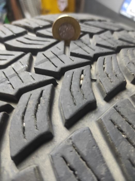 Opony zimowe na felgach stalowych 215/65 R16