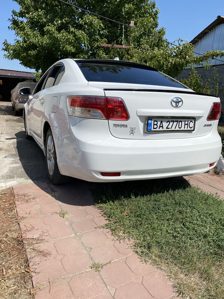Тойота Авенсіс Т27 седан