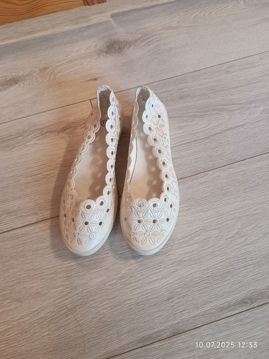 Buty białe na niskim koturnie 37