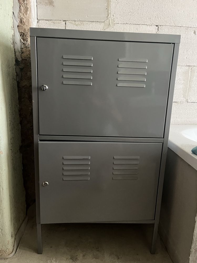 Szara metalowa szafka . Ikea