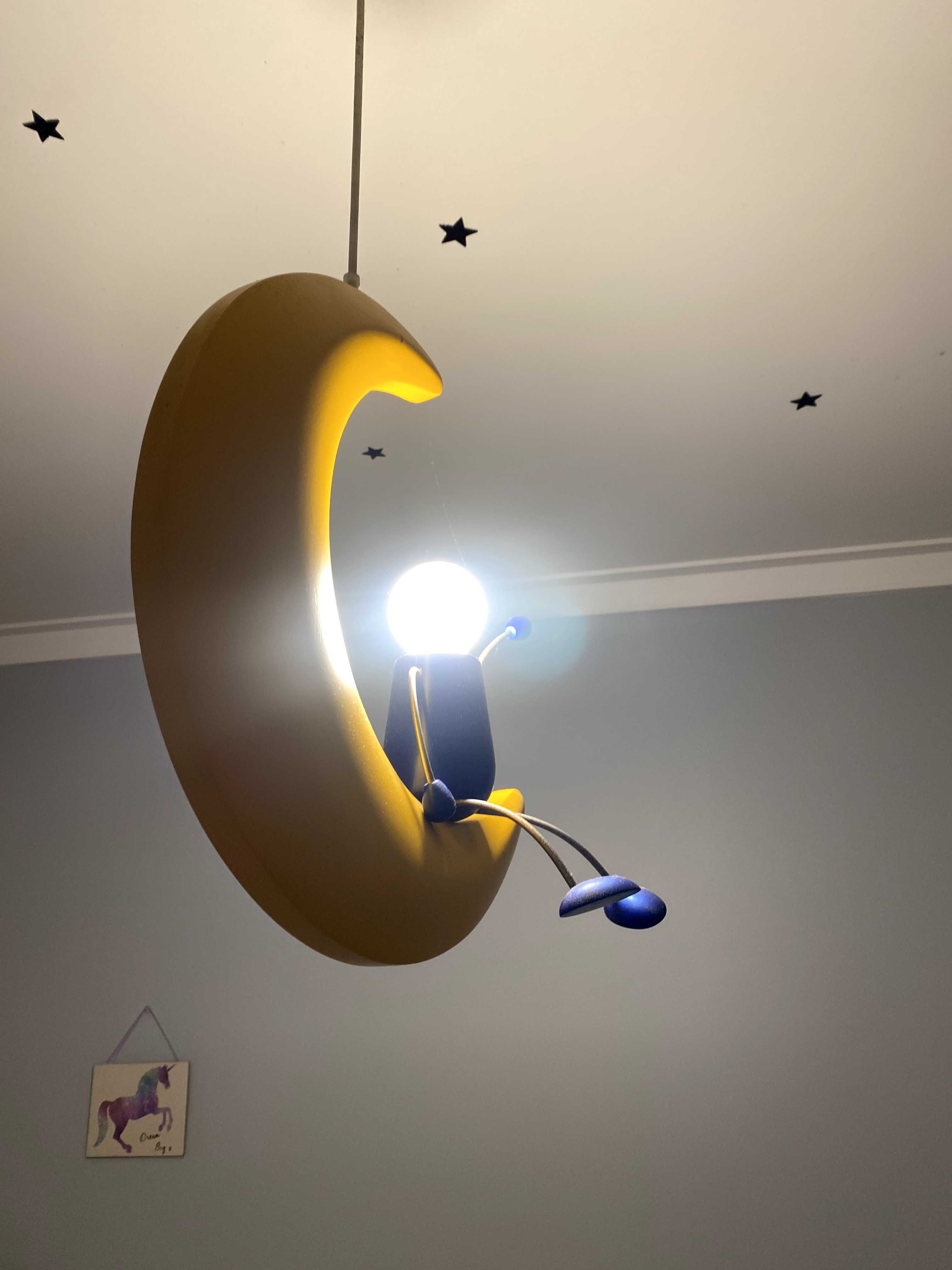 Candeeiro Infantil em Forma de Lua - Design Divertido e Original