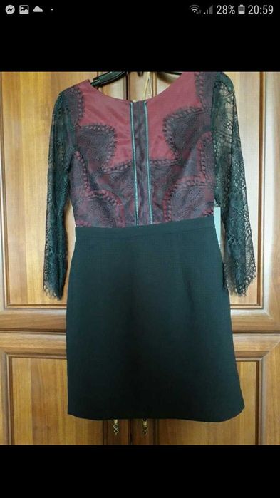 Sukienka z ramionami w koronce