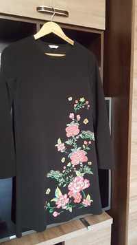 Sukienka czarna z pięknym motywem kwiatowym r.36