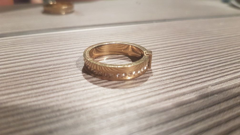 Złoty pierścień ze stali