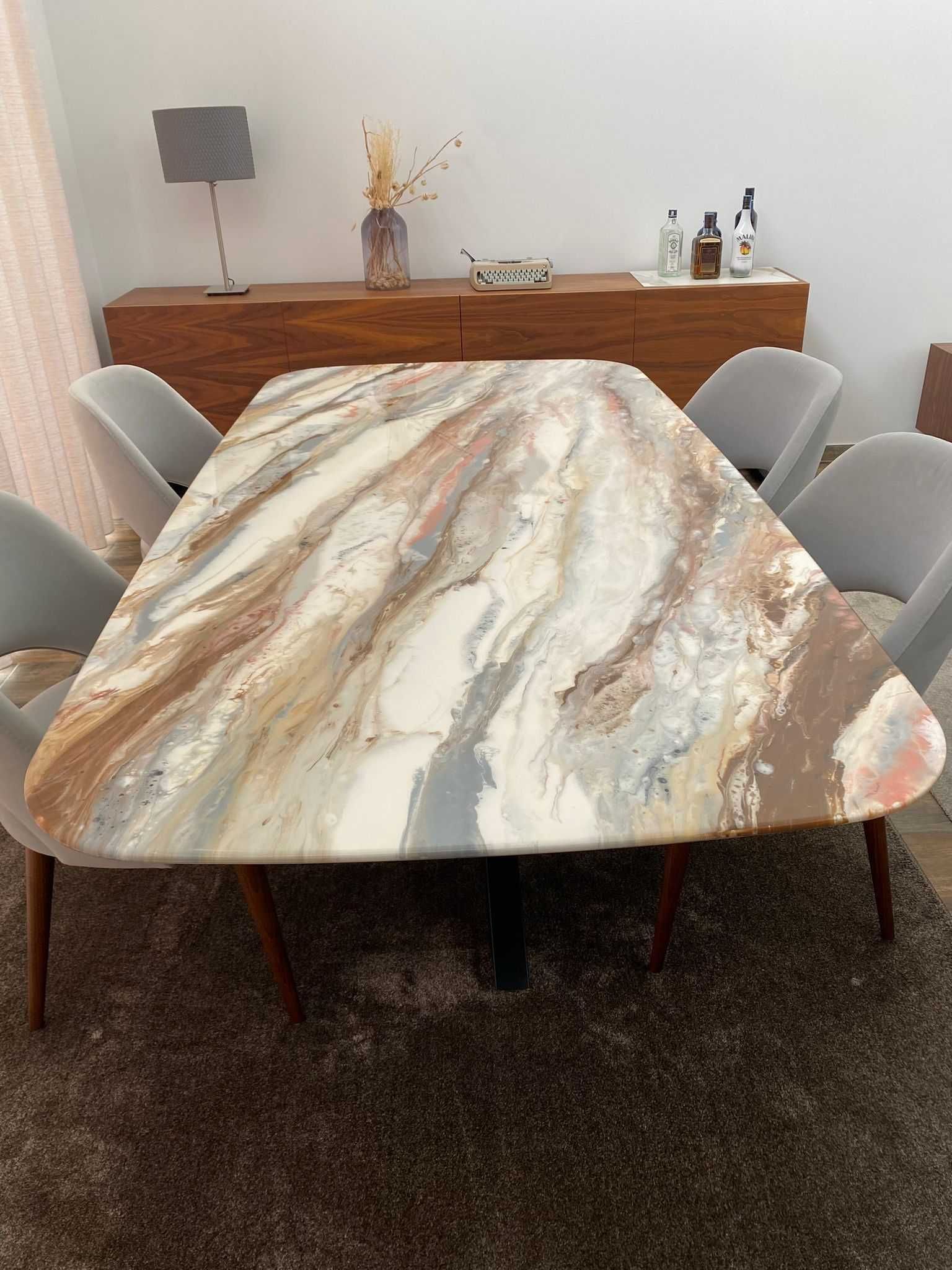 Mesa resina époxy e ignifuga com efeito mármore + conjunto de cadeiras